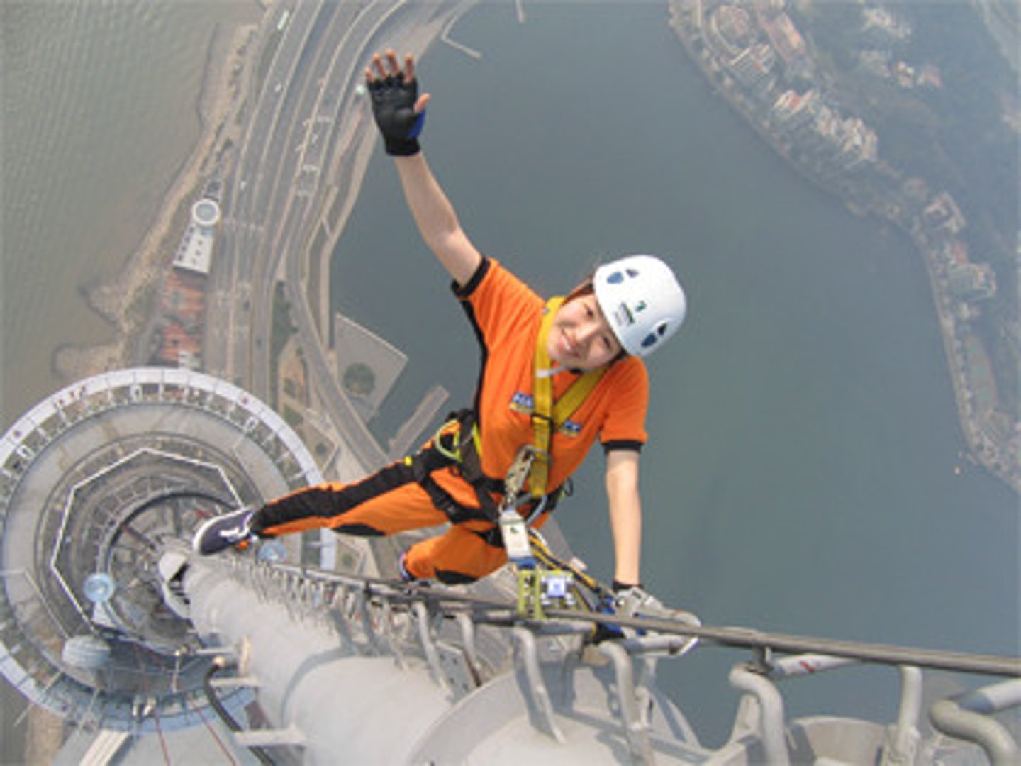 <p>/ˈrek.ləs/ (adj)<br>doing something dangerous and not worrying about the risks and the possible results:<br>liều lĩnh</p>
