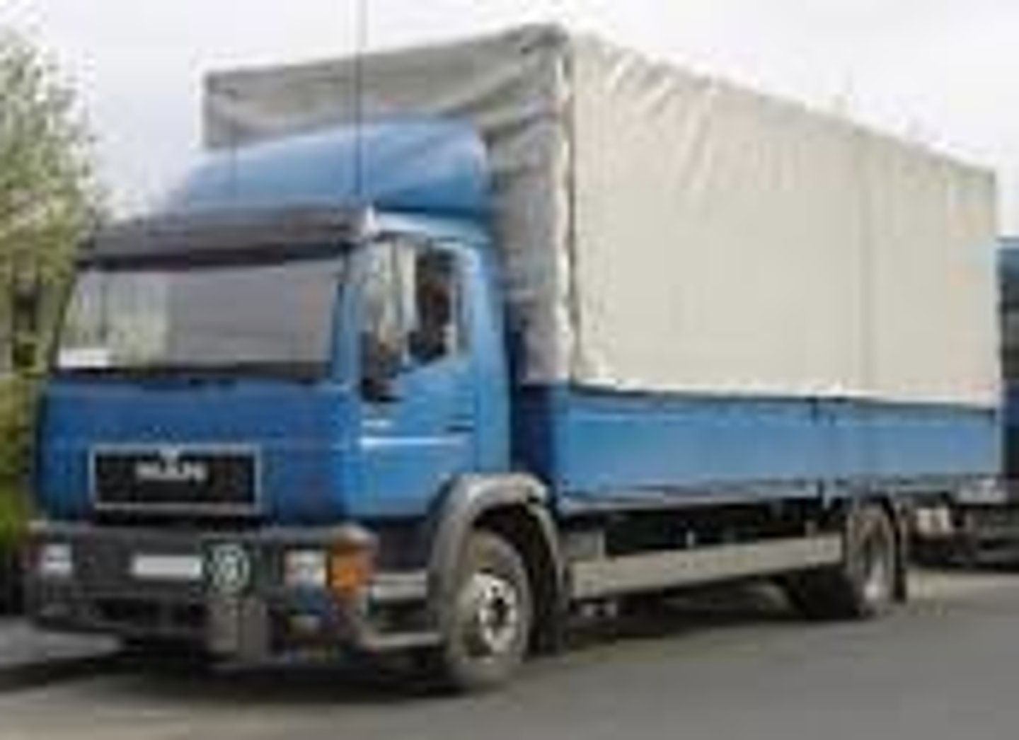 <p>kuorma-auto</p>