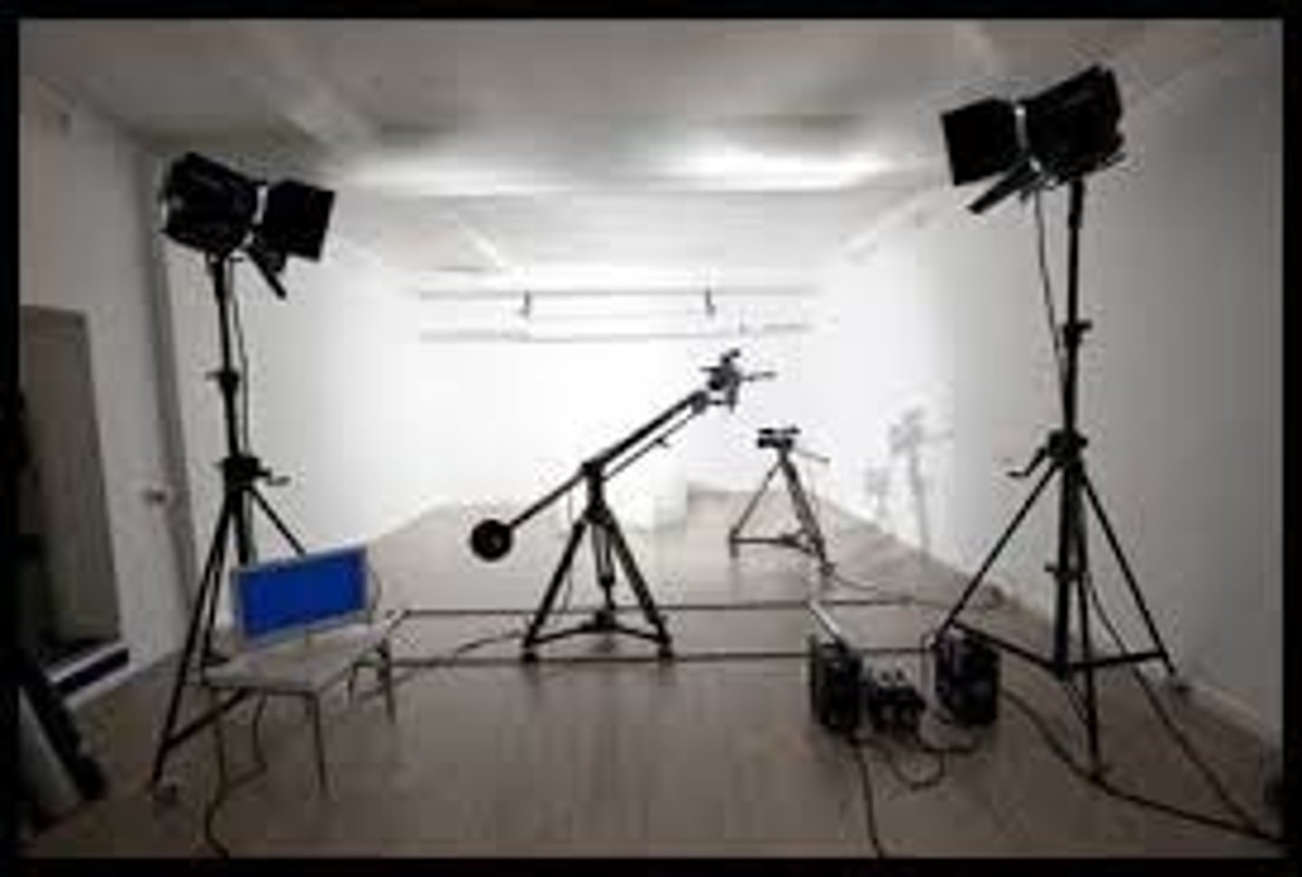 <p>trường quay phim</p>