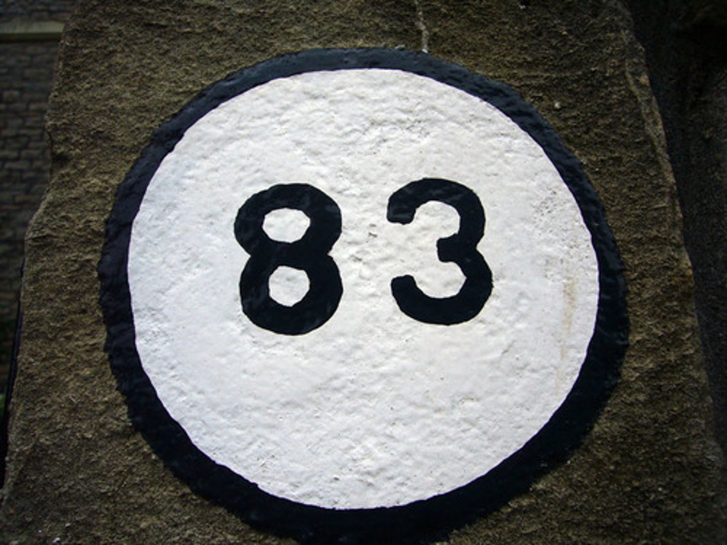 <p>ochenta y tres</p>