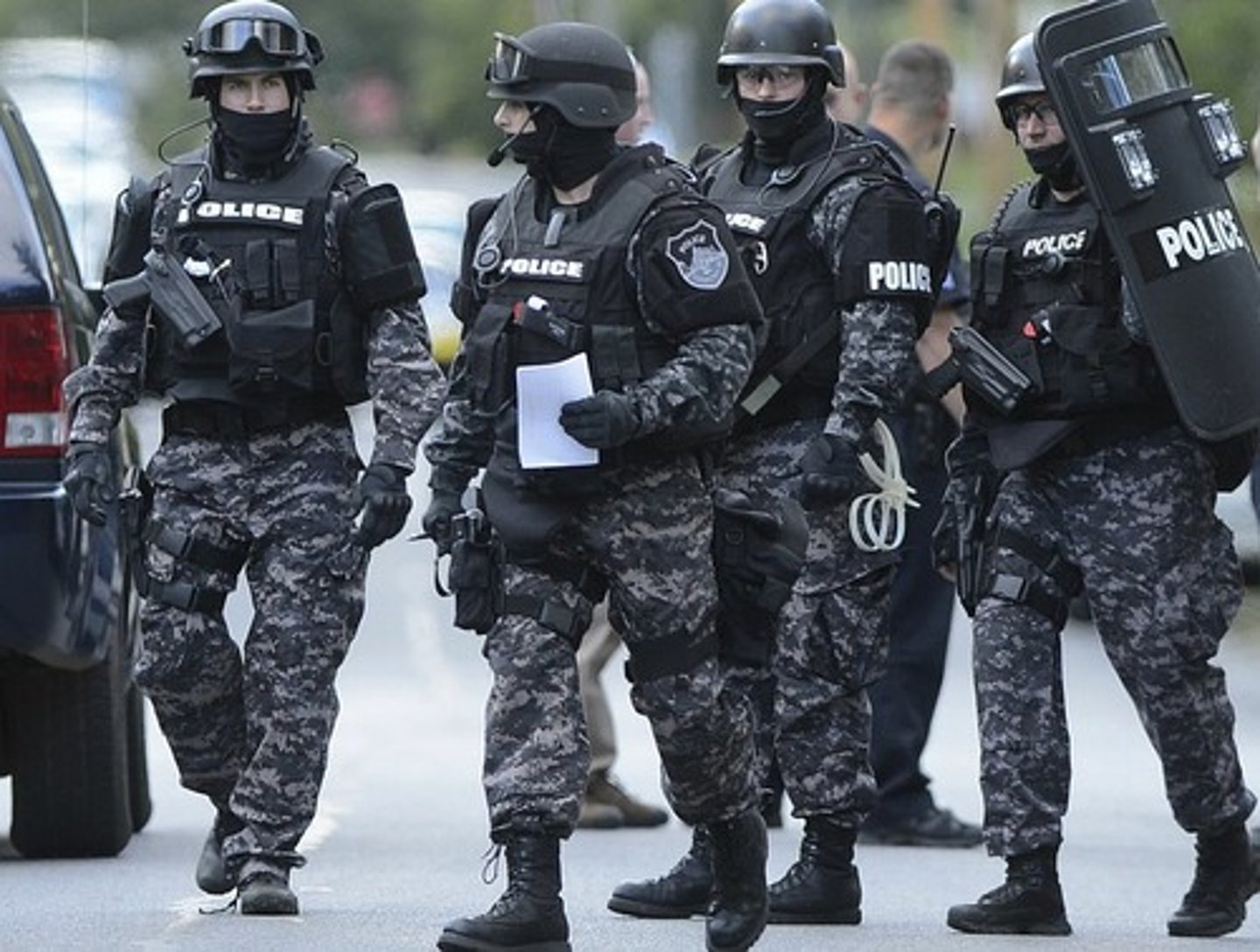 <p>(n): giữ gìn an ninh</p>