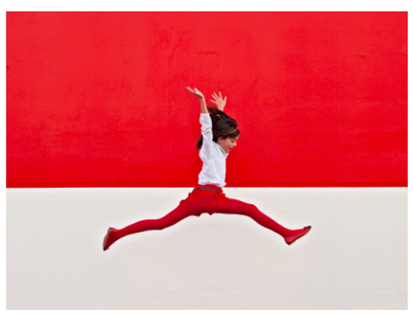 <p>an obvious difference between two or more things: sự tương phản.</p>