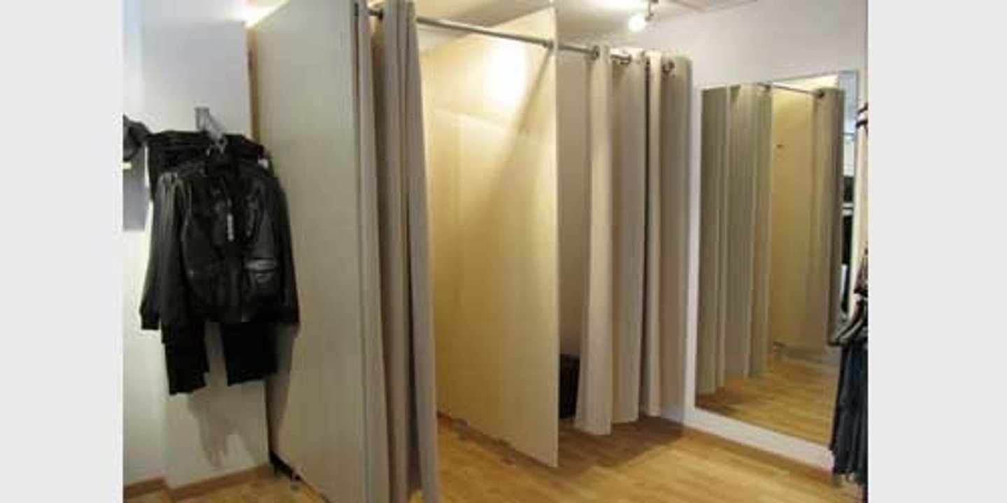 <p>yi mao jian | cloakroom</p>