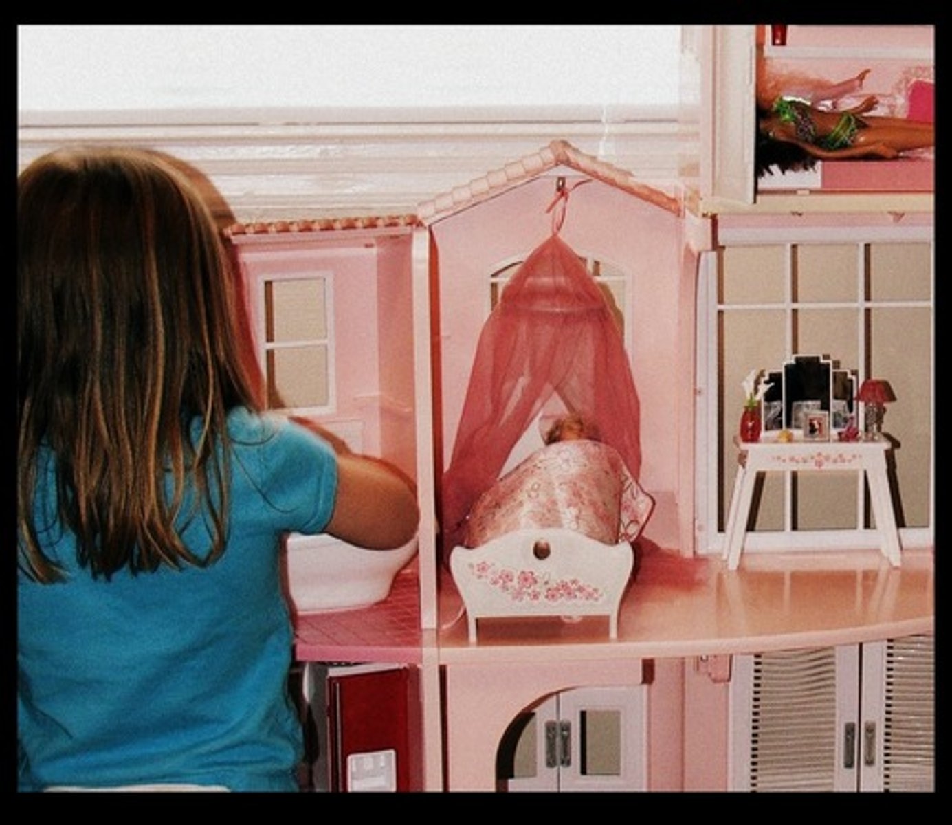 <p>to play dolls</p>