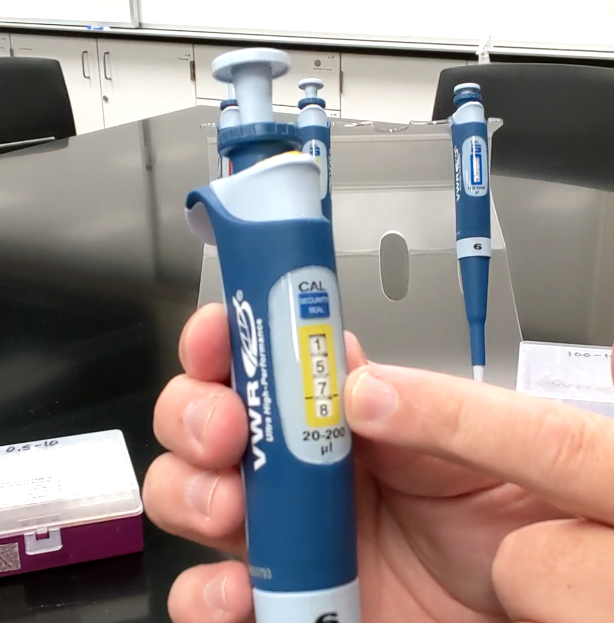 <p><span>At its current setting, what volume will this pipette dispense?</span></p>