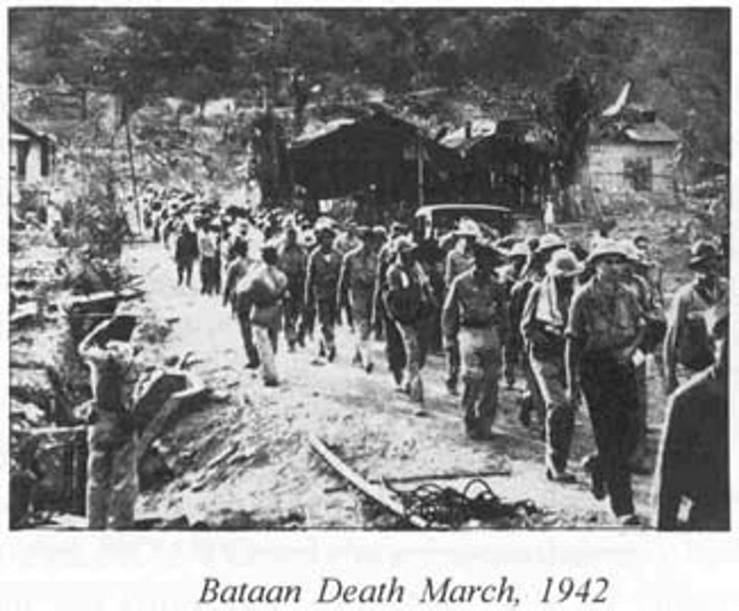 <p>U.S. forces surrender and experience harsh conditions in 1942.</p><p>Las fuerzas estadounidenses se rinden y experimentan duras condiciones en 1942.</p>