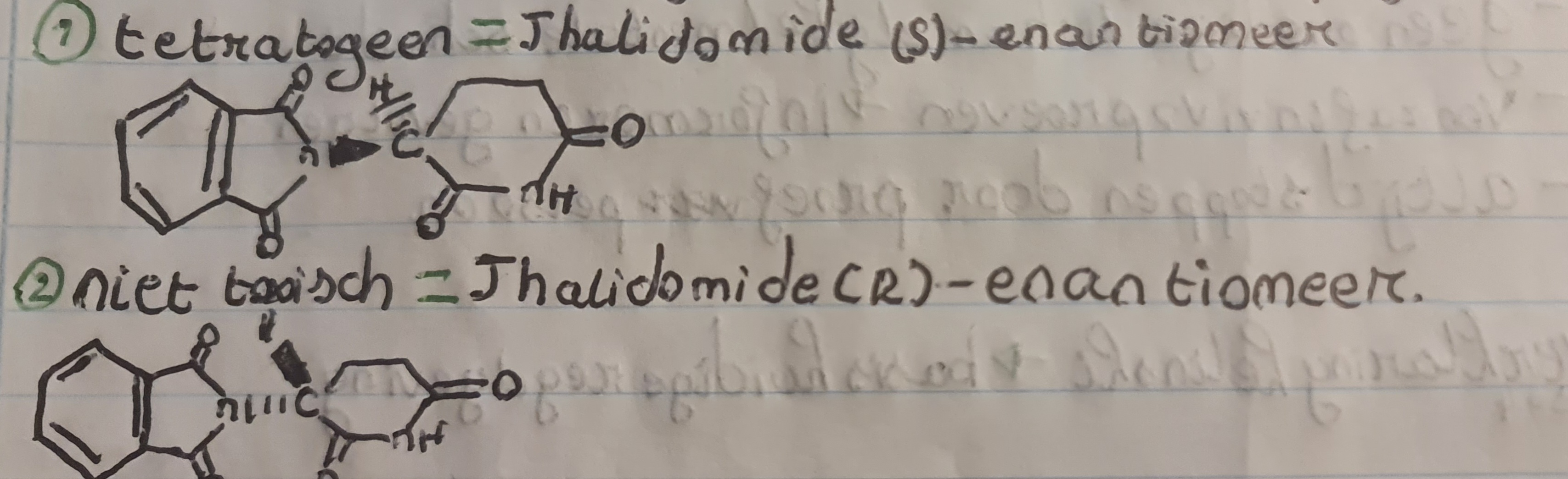 <p>geneesmiddel softenon met actief bestannddeel thalidomide werd gebruikt voor behandeling: angst, slapeloosheid en ochtendmislijkheid.<br>Maar dit was jeel schademijk voor ongeboren babies door een teratogeen effect (<strong>schadelijk effect op een ongeboren kind</strong>) waardoor je bv verkote armen en benen kan krijgen.<br><br>Dit komt omdat het lichaam Thalidomide (r) enantiomeer (niet toxisch) omzet in het Thalidomide (s) enantiomeer.</p>