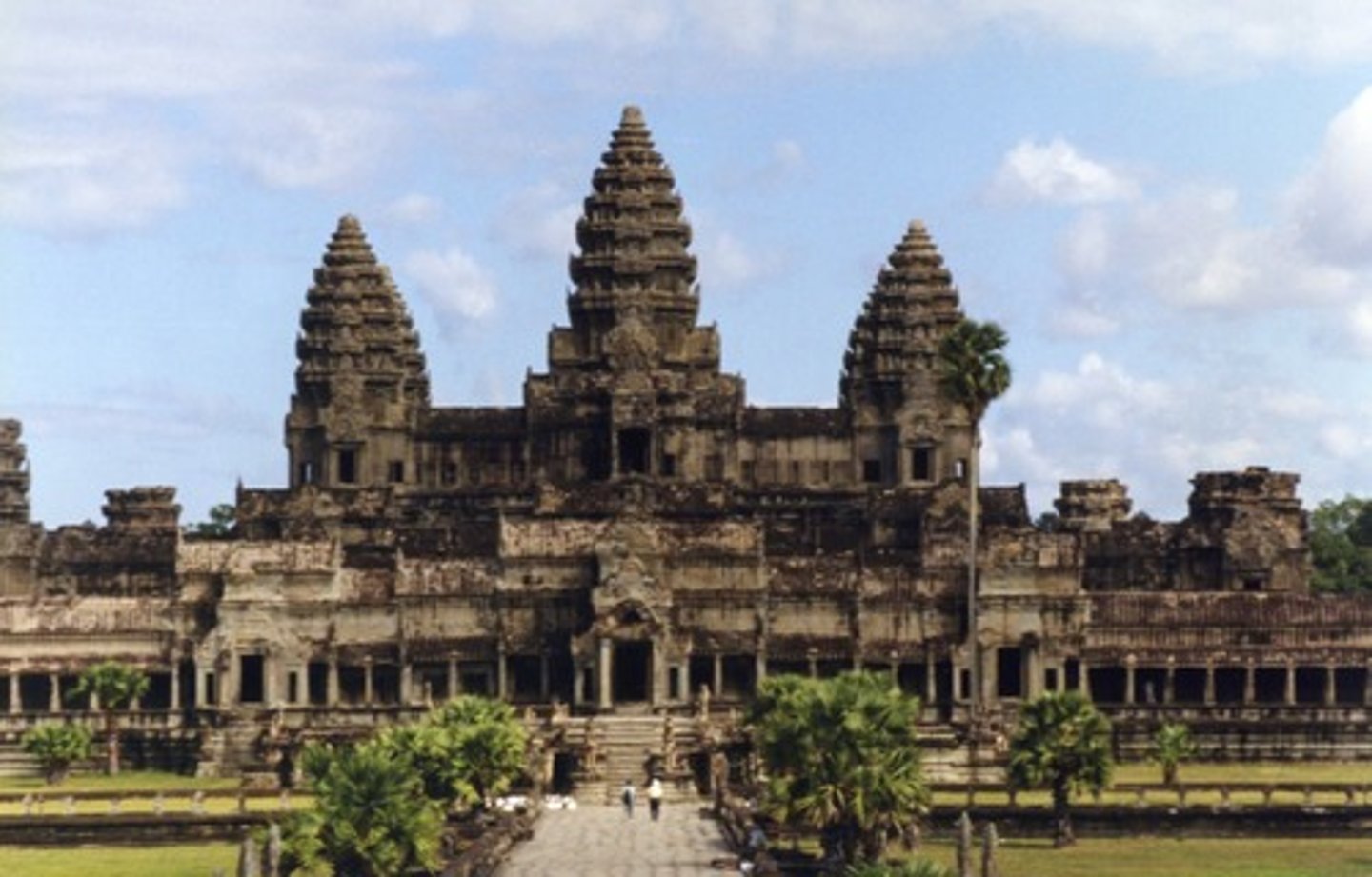 <p>Khmer Empire; 1130 CE</p><p>Bilateral symmetry</p><p>symbolizes mount Meru which is where the hindu deities reside</p><p>concentric walled enclosures</p><p>central pyramid (secret shaft below ground where the king was buried)</p>