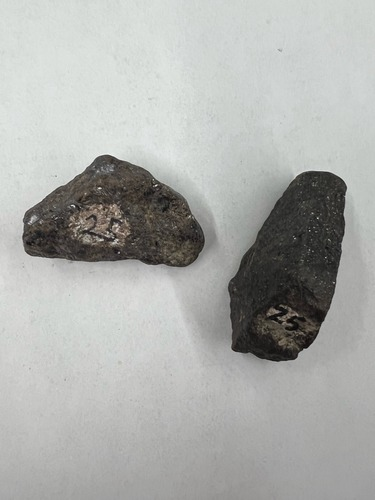 <ul><li><p>Brown/black</p></li><li><p>Submetallic</p></li><li><p>6 planes of cleavage </p></li><li><p>Hardness: 3.5-4</p></li></ul>