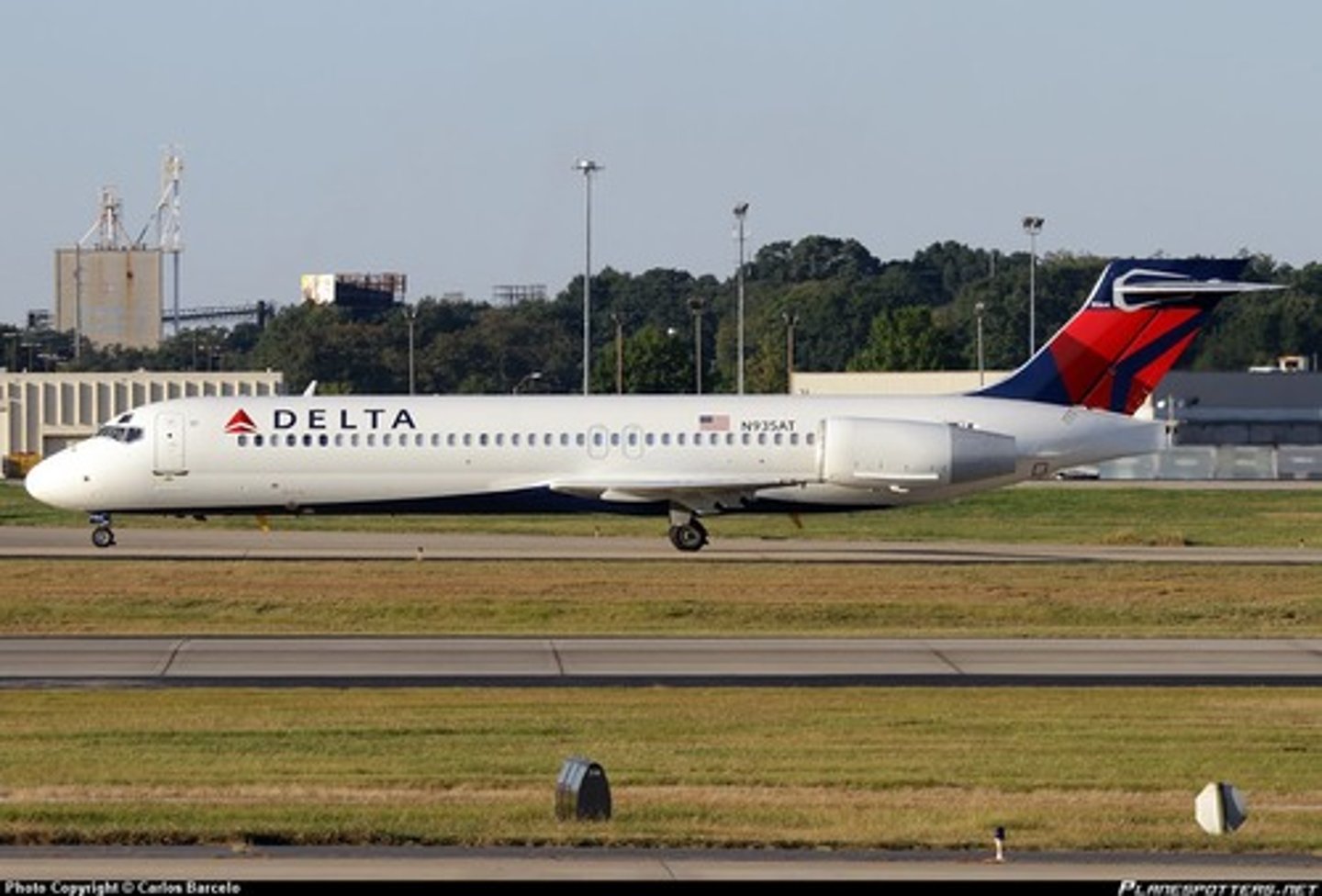 <p>slender, caudal gills, predators, stalk their prey, live in most freshwater</p>