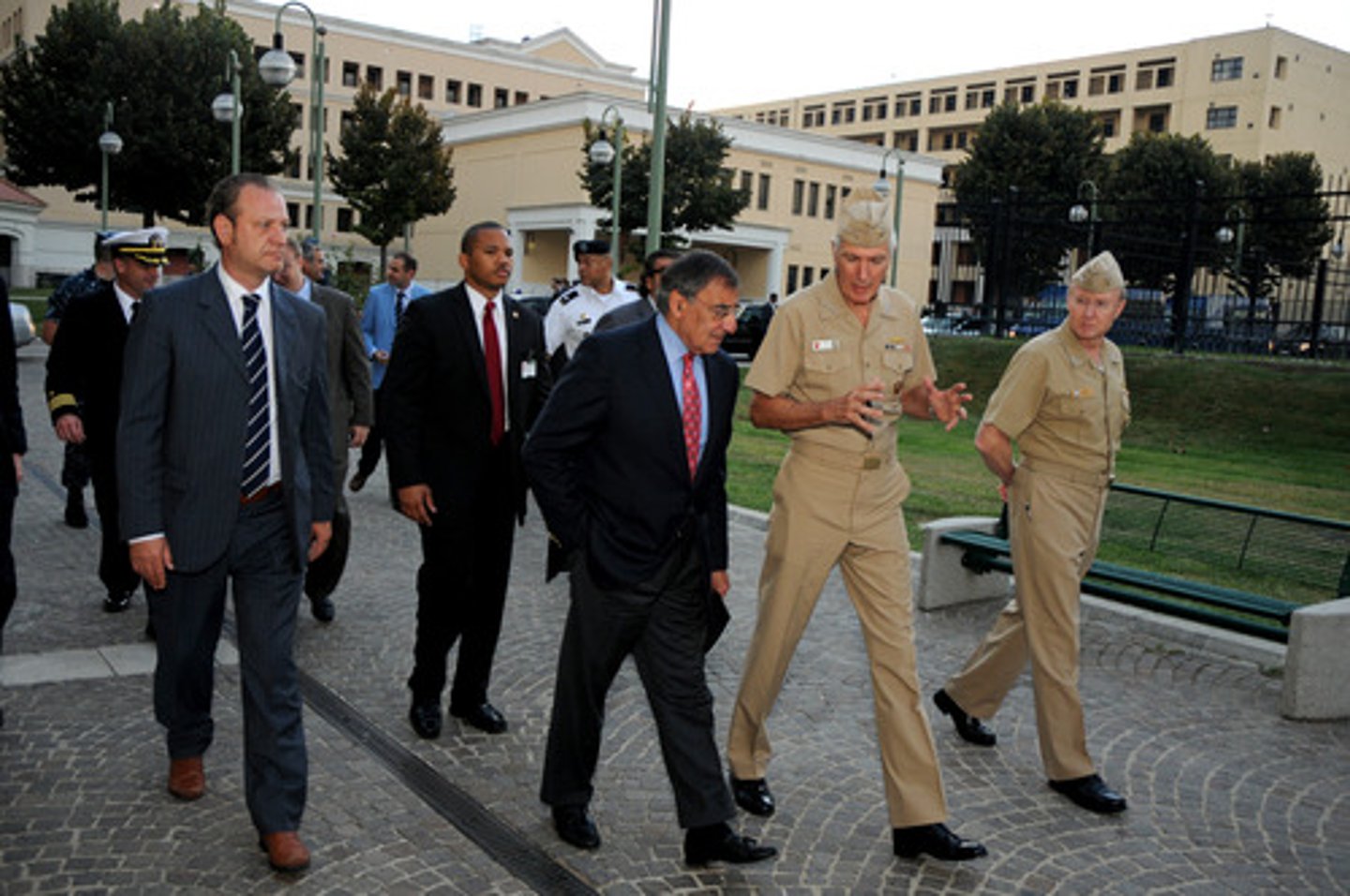 <p>đi theo, đi cùng, kèm theo</p>