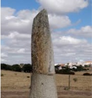 A prehistoric monument consisting of an upright stone, usually standing alone but sometimes aligned with others in parallel rows. (single stones)