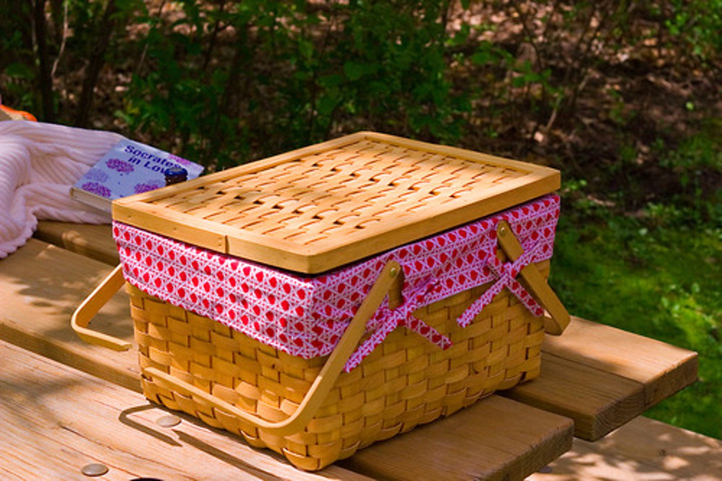 <p>Giỏ, rổ /ˈbɑː.skɪt/ (Synonyms: hamper, container; Antonyms: - )</p>
