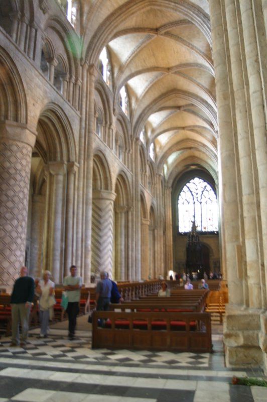 <ul><li><p>england </p></li><li><p>1093</p></li><li><p>triple nef, large pillier with semi colonnes, renforvement arc doubleau</p></li><li><p>assez travailler </p></li><li><p>plan croix de lorraine </p></li></ul><p></p>