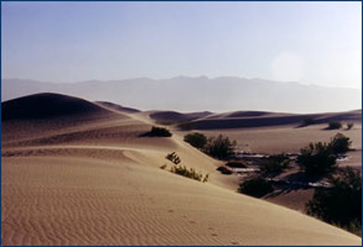 <p>Territorio arenoso o pedregoso que, por la falta casi total de lluvias, carece de vegetación o es muy escasa. Deseirto de Atacama es un ejemplo.</p>