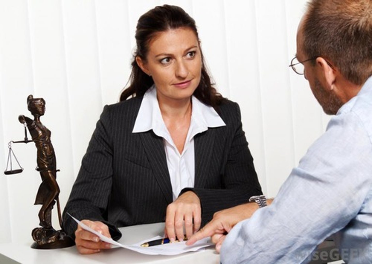 <p>cố vấn pháp lý</p><p><em>(We need to consult the __ before signing the contract.)</em></p>