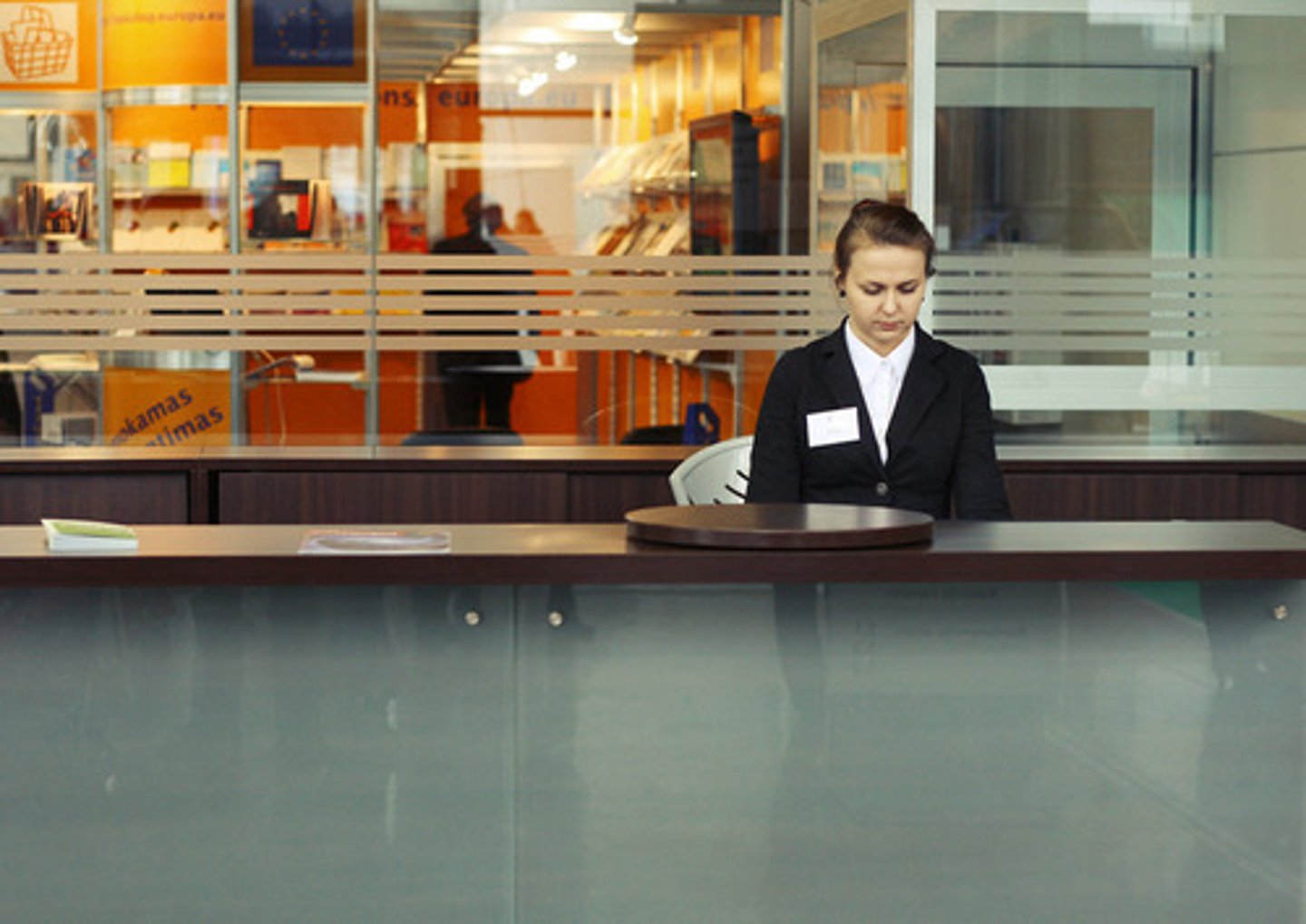 <p>a person who welcomes people and answers calls at the front desk</p>