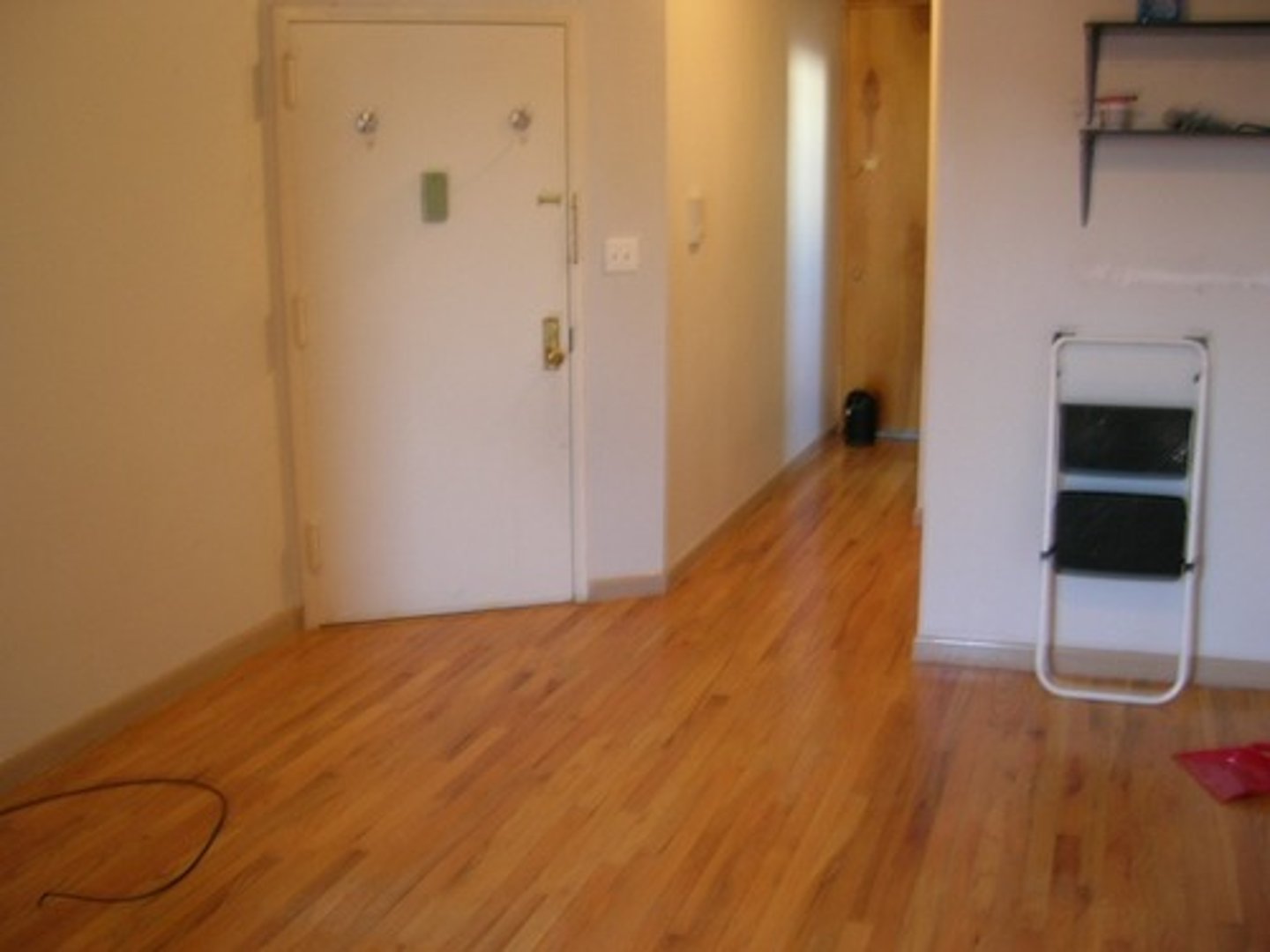 <p>n. temporary rental, holiday let, vacation rental, short-term stay &gt;&lt; long-term lease, permanent residence Chỗ ở cho thuê ngắn hạn We booked a short-let accommodation for our trip to London. /ˈʃɔːrt let əˌkɒməˈdeɪʃn/</p>
