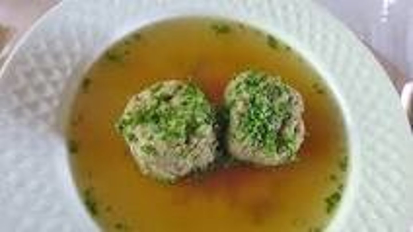 <p>soep met leverbal</p>