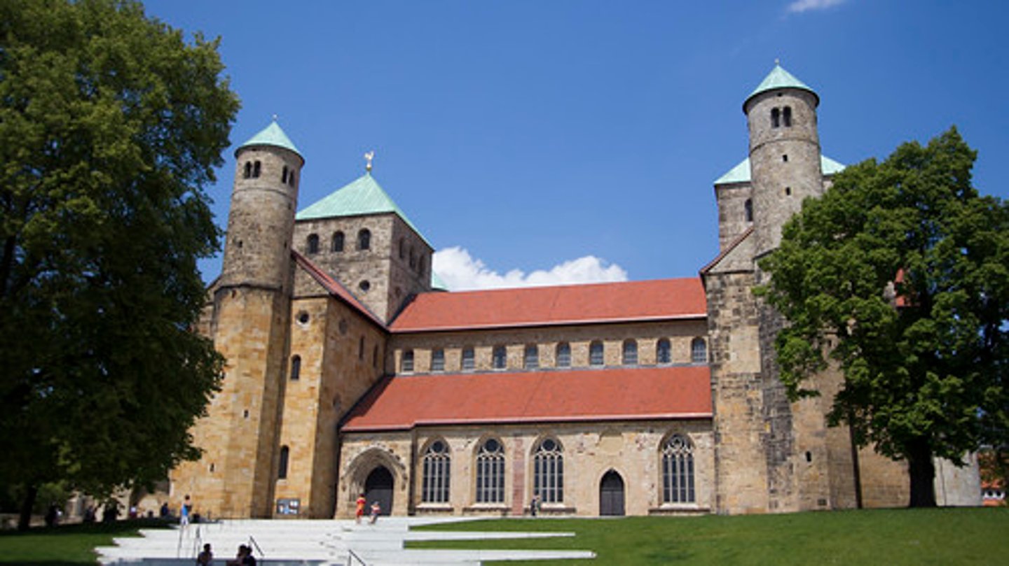 <p>-Bishop Bernward: responsible for the decoration of the interior</p><p>-Theological symbols: 3 bays for the Holy Trinity, 4 piers for Evangelists, 12 columns for apostles</p><p>-no narthex, entrances on both sides instead</p><p>-Ottonian Art</p>