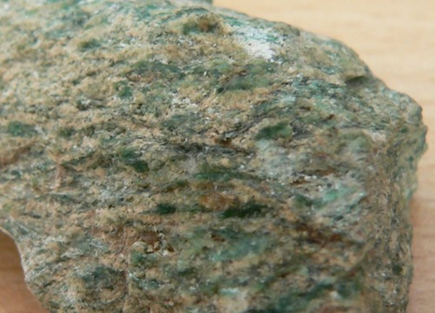<p>Non Metallic Luster. 2.0 hardness. White streak. 2.6-3.0 SG. Dark green, one perfect cleavage, flexible.</p>