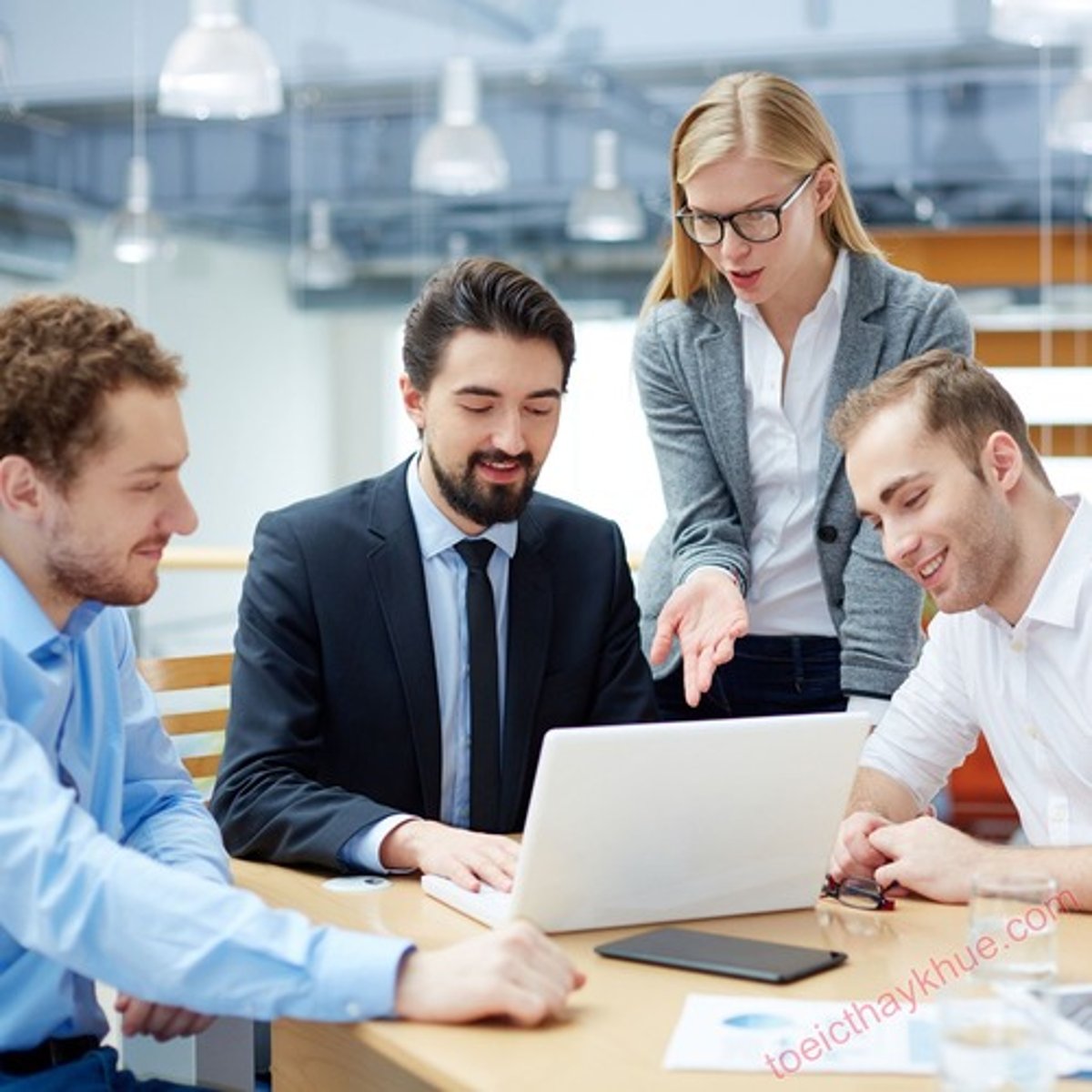 <p>Đồng nghiệp chia sẻ ý tưởng.</p>