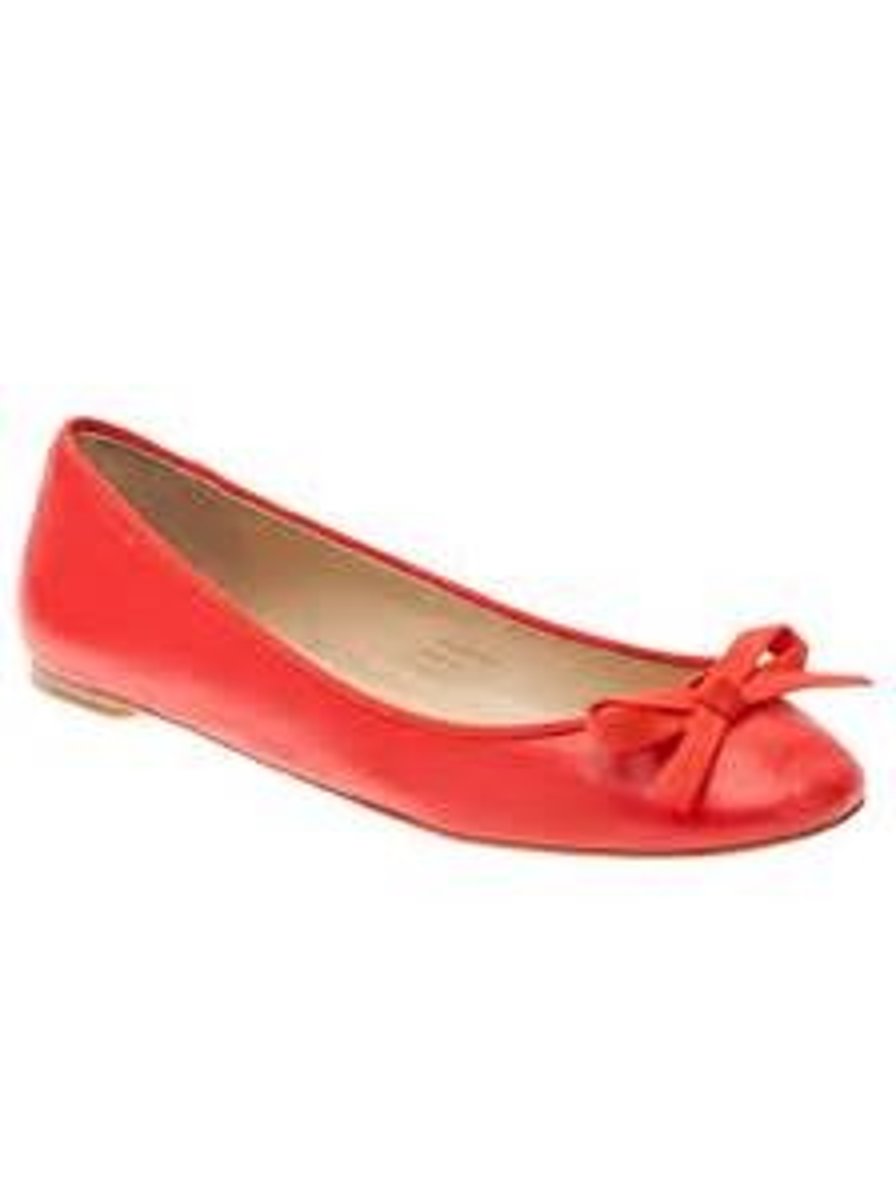 <p>giày bệt (shoes with a very low heel)</p><p>Ex: I prefer wearing flats because they are comfortable and don't strain my feet.</p><p>My sister loves flats because they give her a casual and relaxed look.</p>