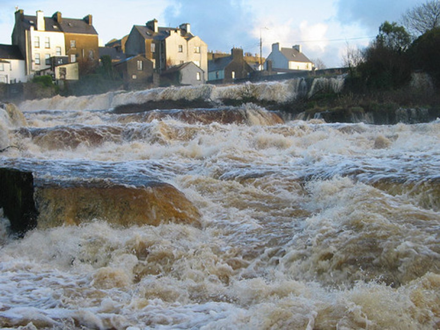 <p>a fast strong flow of water — gwałtowny strumień</p>