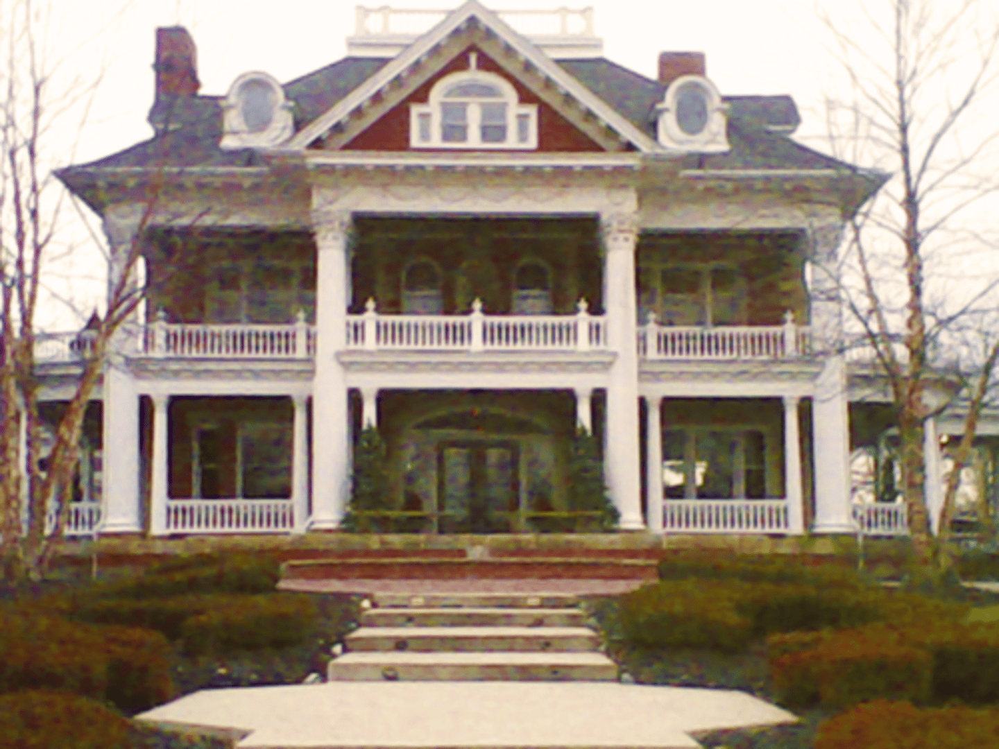 <p>(n): biệt thự</p>