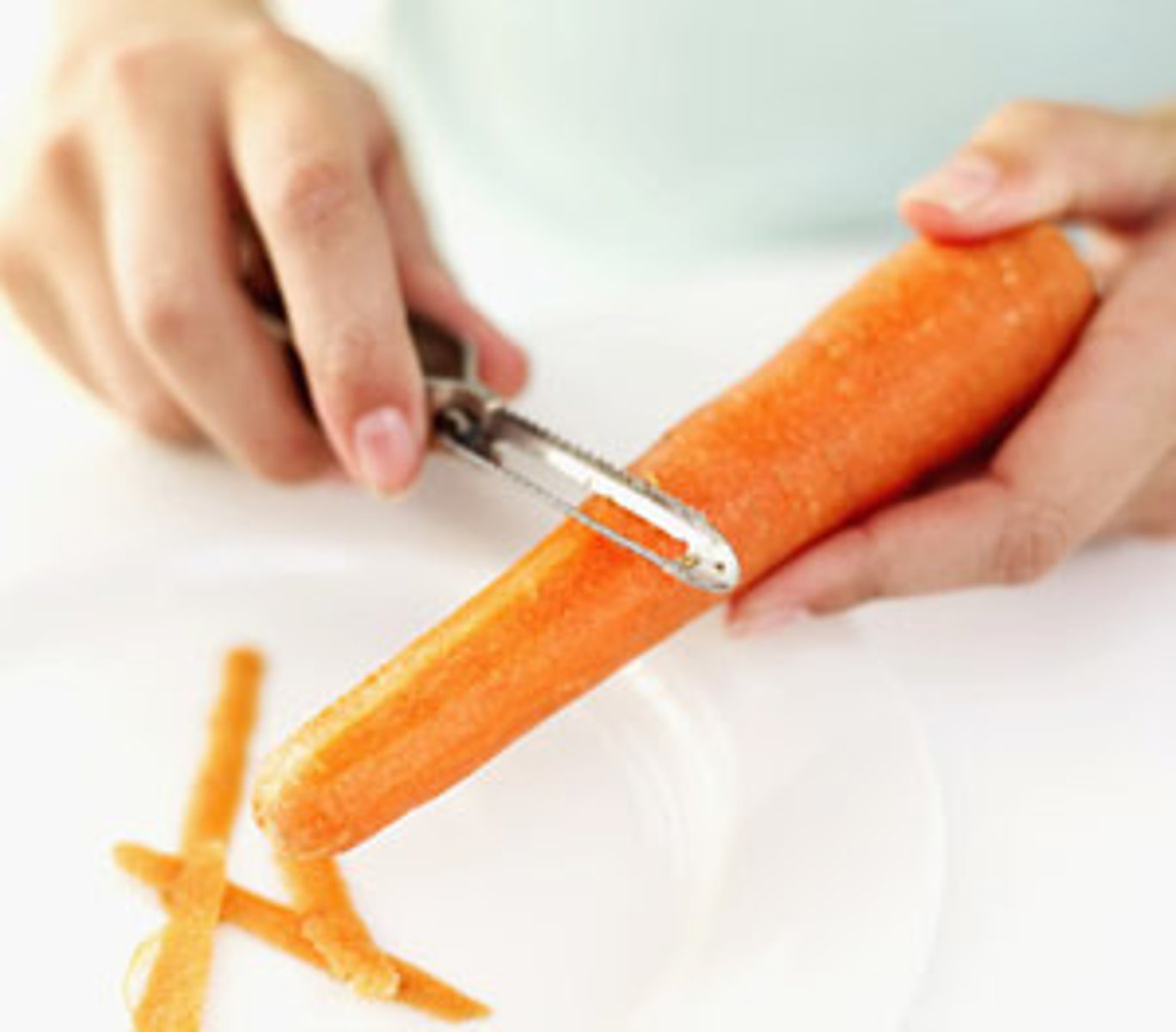 <p>to peel</p>