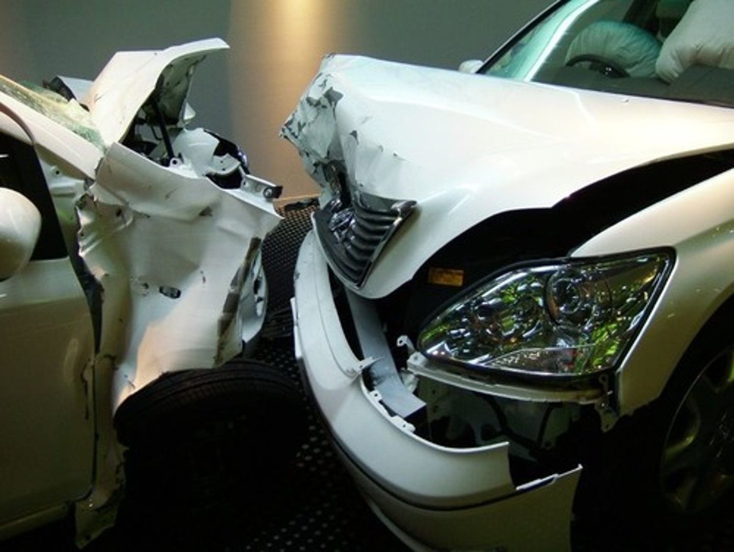 <p>El hombre condujo el carro ______ la ventana.</p>