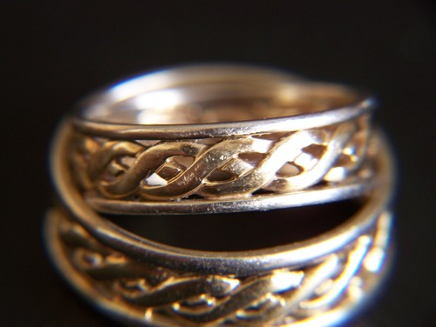 <p>to promise</p>