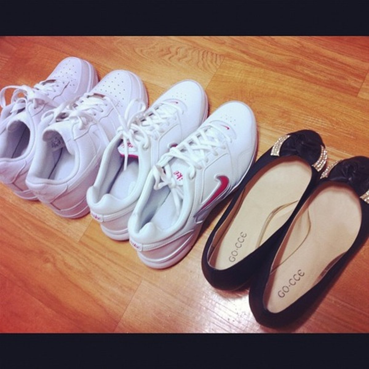 <p>/ʃuːz/ - giày → a pair of shoes → I bought a new pair of shoes. (Tôi mua một đôi giày mới.)</p>