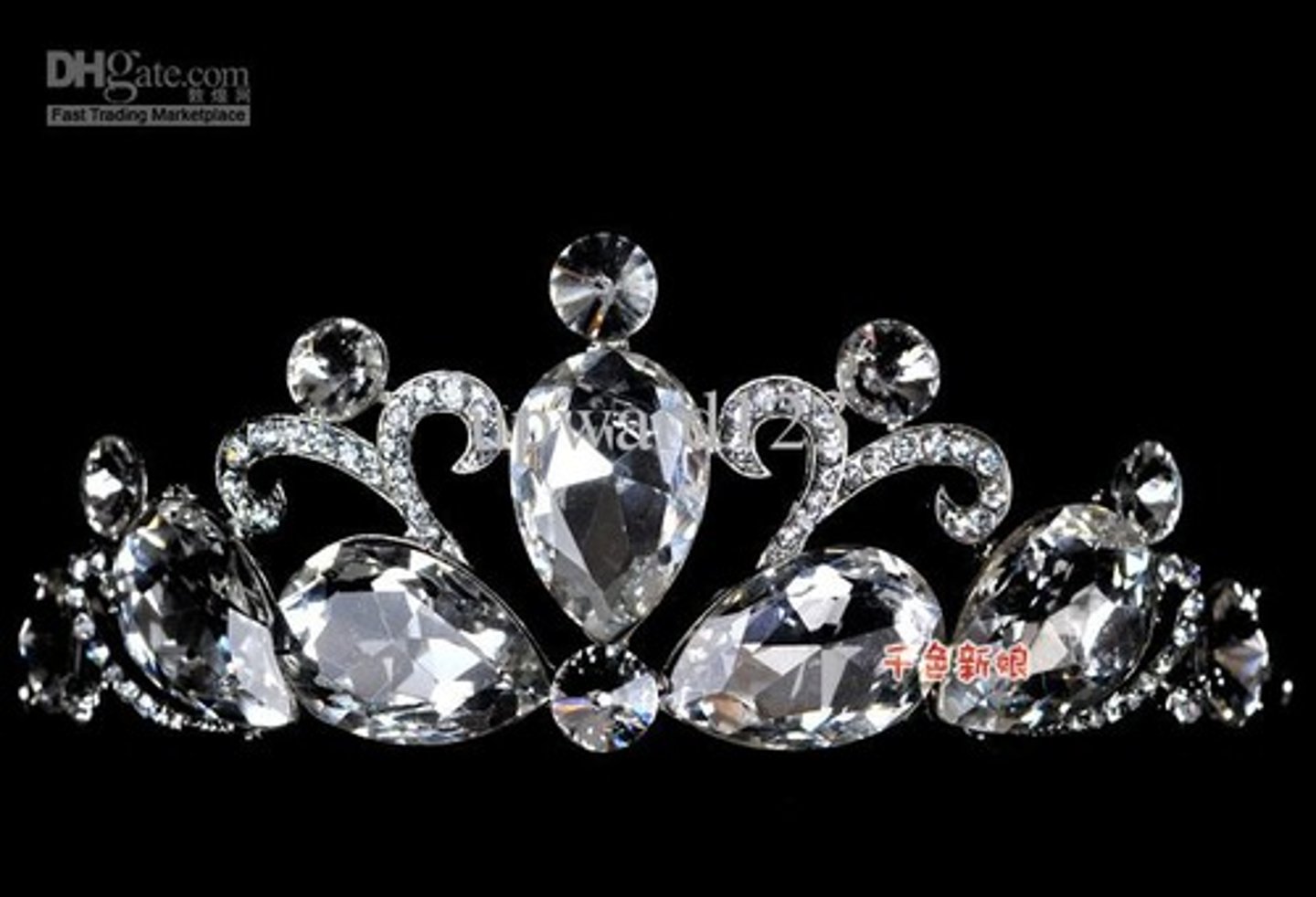 <p>a. tinh tế, đẹp, trang nhã</p>