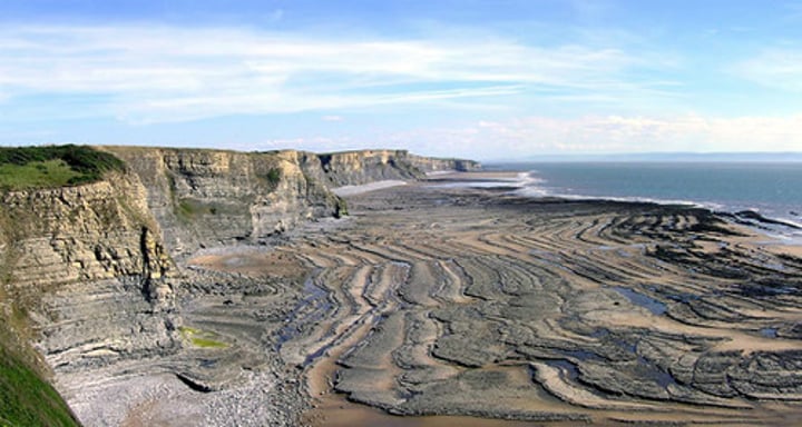 <p>region where Precambrian basement rocks of earlier deformation are overlain by layers of flat sediments</p>