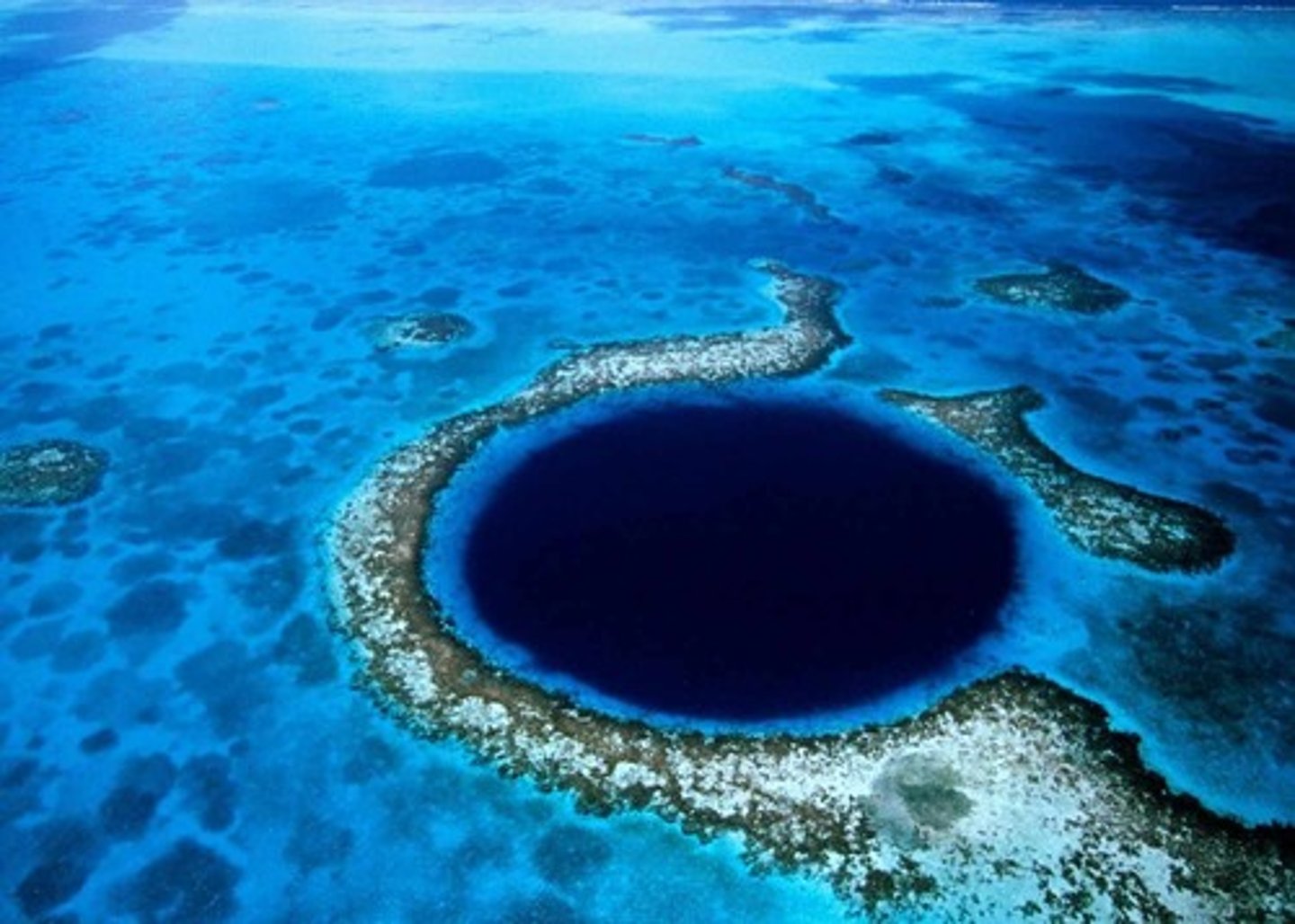 <p>un gouffre (sinkhole)</p>