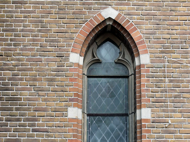 <p>spitse bovenkant van een kerkraampje of deur</p>