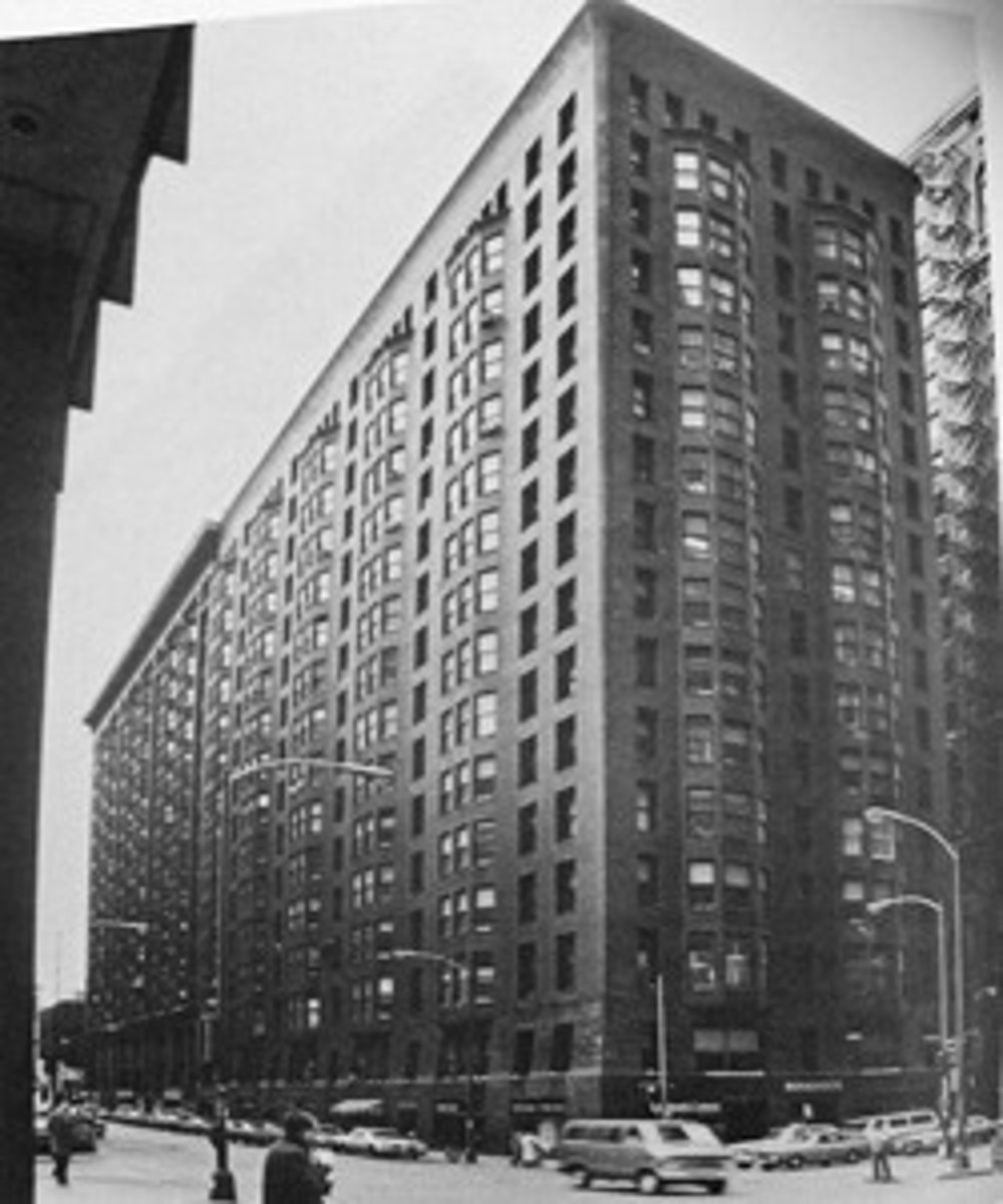 <p>METSELWERK</p><p>- werelds grootste zelfdragende bakstenen façade</p><p>- rechtse gedeelte gebouw = recenter + stalen skeletstructuur</p><p>- linkse = uit baksteen</p>
