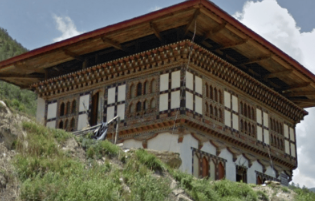 <p>Unique architecture with tin roofs and wood painting on the outside</p>