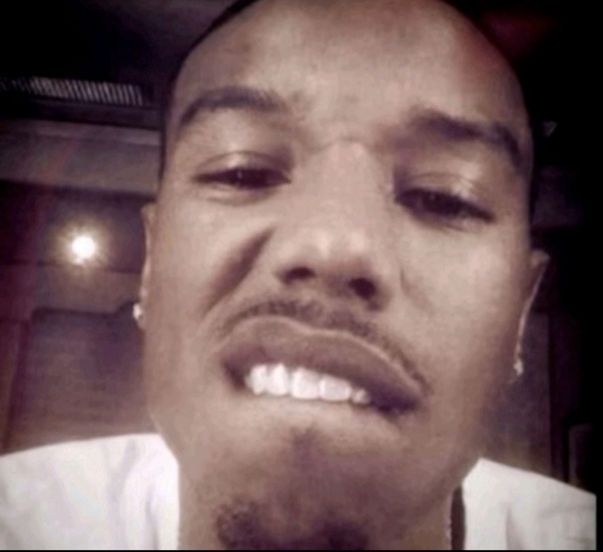 <p><span><span>confident&nbsp;</span></span></p><p><span><span>Ex:&nbsp;She made the </span><strong><em><span>audacious</span></em><span> </span></strong><span>decision to quit her job.&nbsp;</span></span></p>