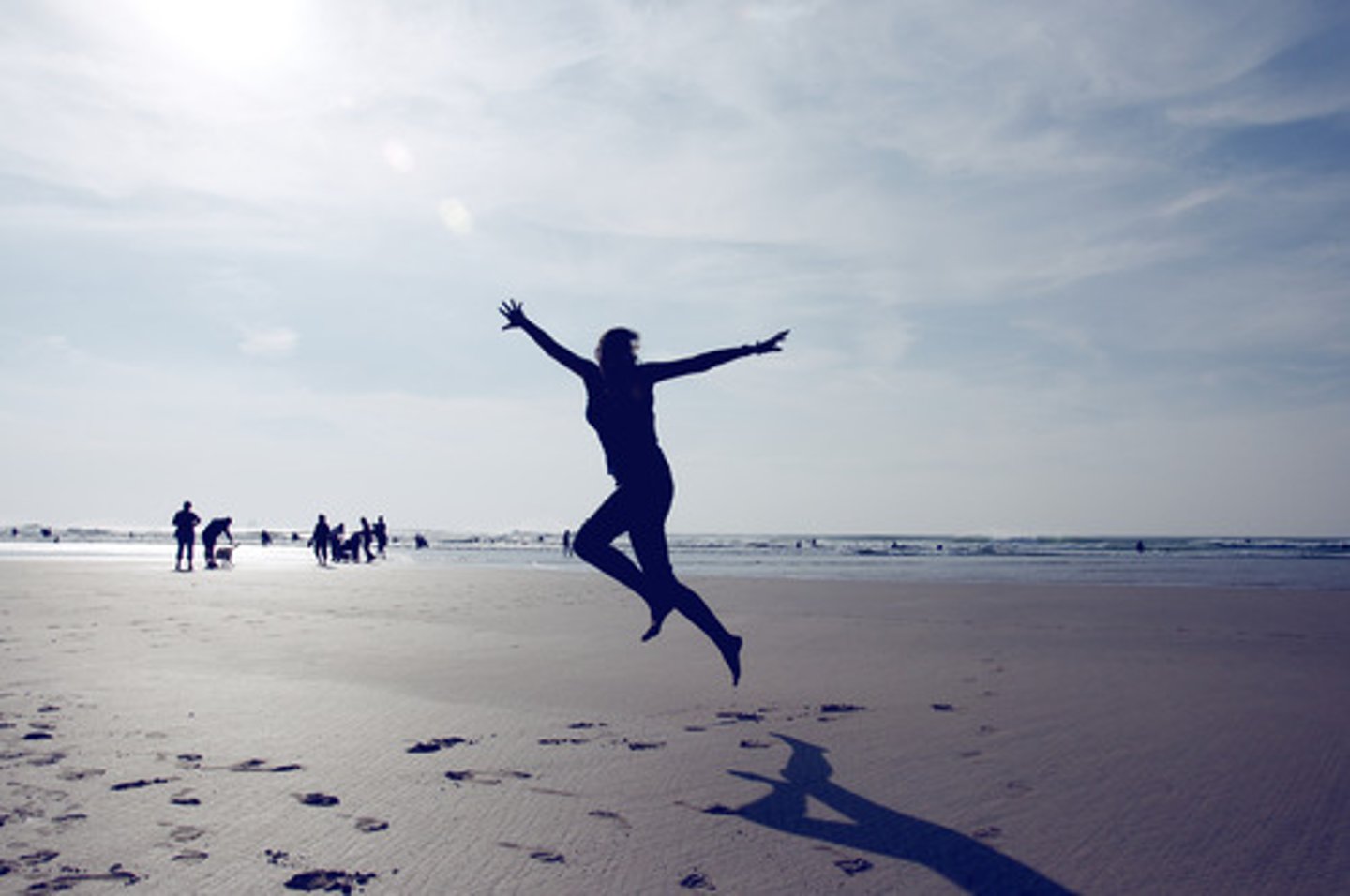 <p>adj. vui vẻ, vô tư = cheerful = carefree</p>