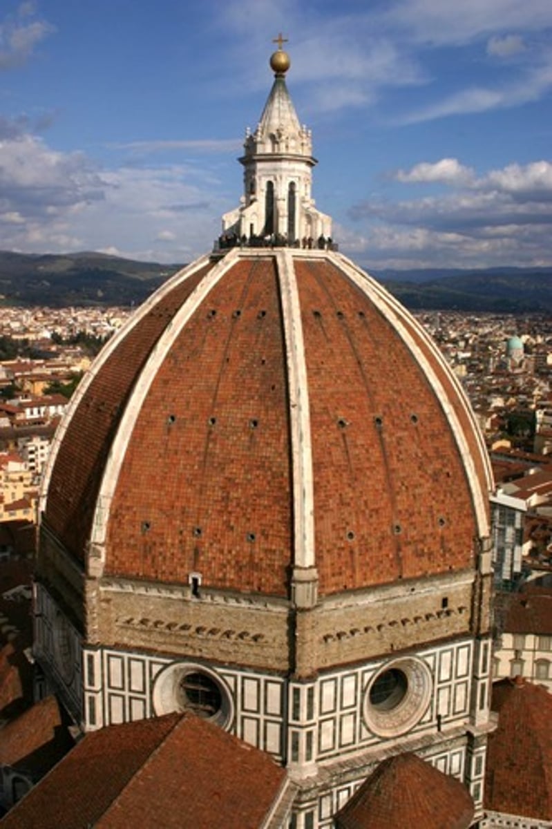 <p>1377-1446 : Pionier van de vroege renaissance die de Dom-koepel in Firenze bouwde. Hij introduceerde het lijnperspectief en scheidde het intellectuele ontwerp van de feitelijke uitvoering.</p>