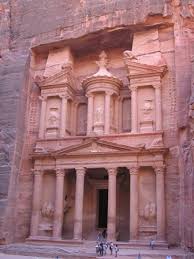 <ol><li><p>Located along a caravan route</p></li><li><p>There were tombs but no bodies were buried inside</p></li><li><p>Use of Corinthian columns</p></li><li><p>Broken pediment with central tholos</p></li></ol><p></p>