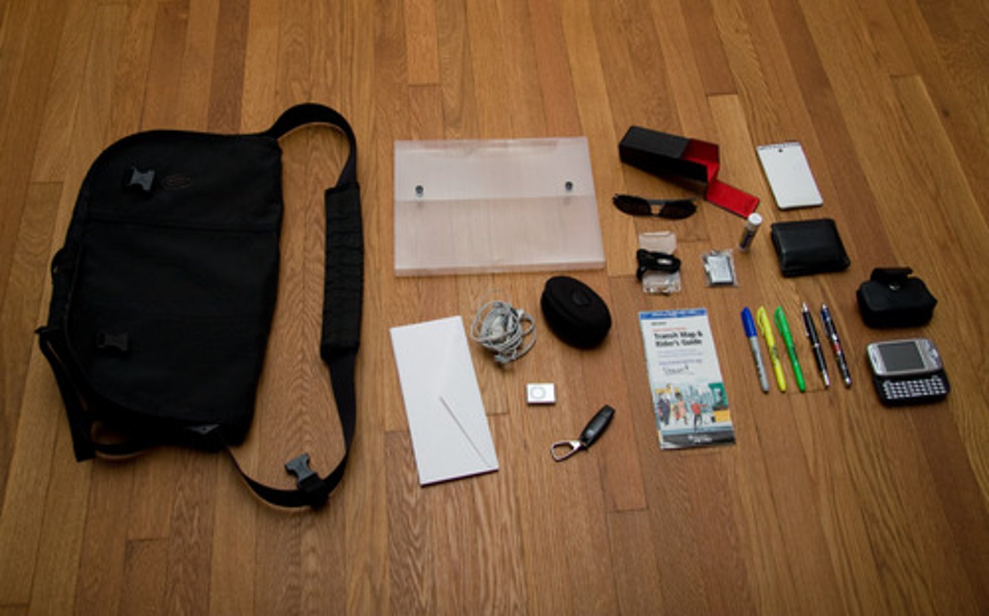 <p>/ˈkɒntents/ - đồ đạc, tài sản trong nhà (thuật ngữ bảo hiểm) - Contents insurance covers furniture and electronics.</p>