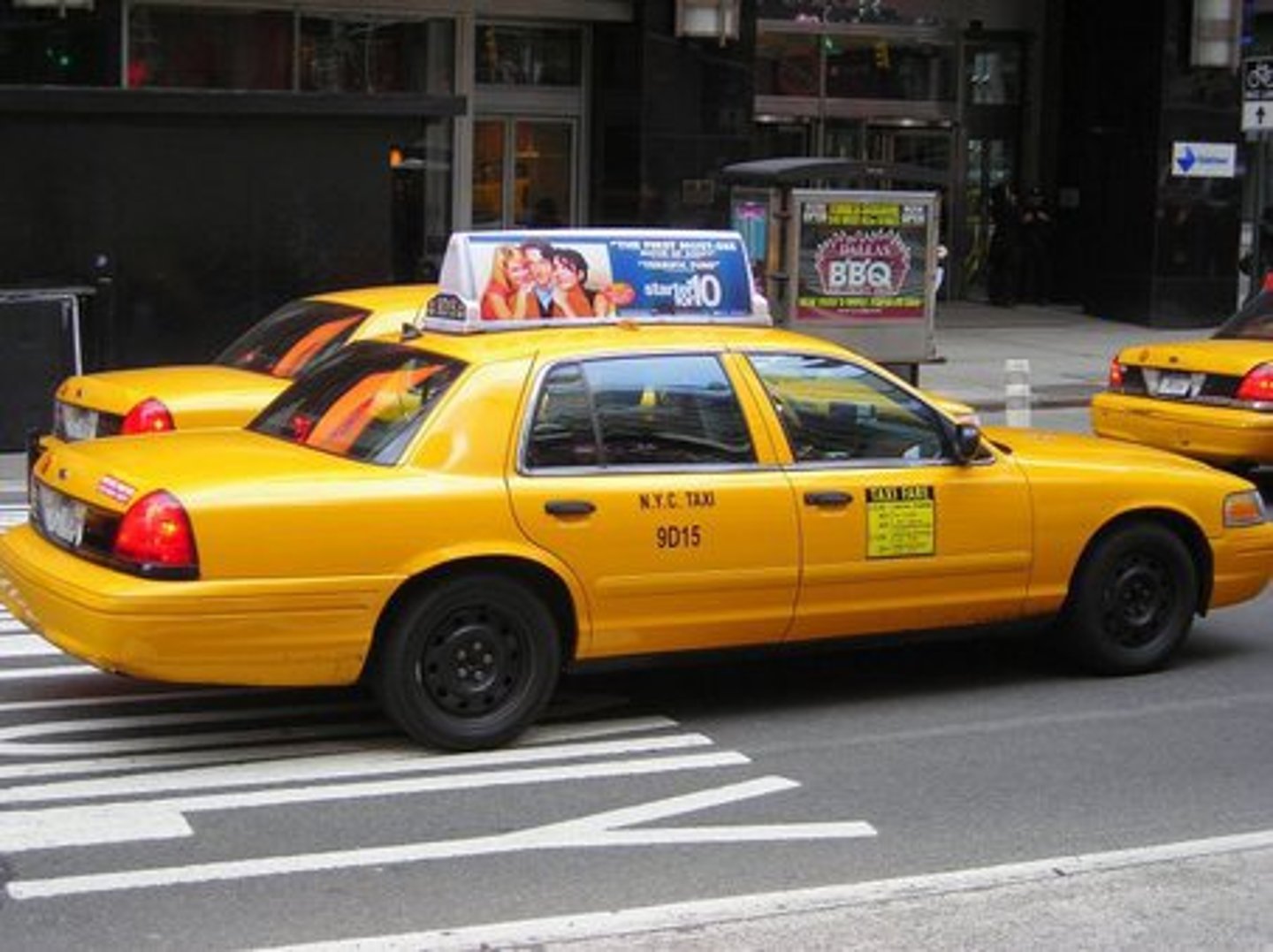 <p>a taxi (neutral / informal)</p><p>It was raining heavily, so we decided to take ~ instead of walking.</p><p>I called ~ because I didn't want to be late for the meeting.</p>