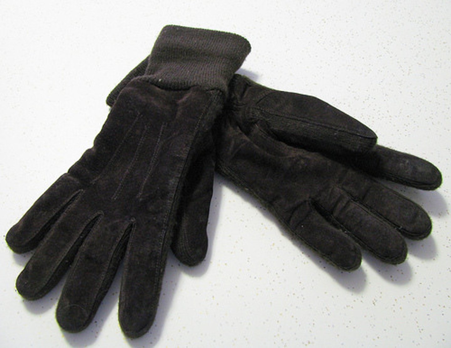 <p>des gants (f)</p>