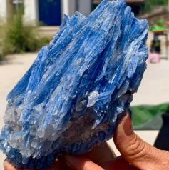 <p>kyanite- silicates </p>