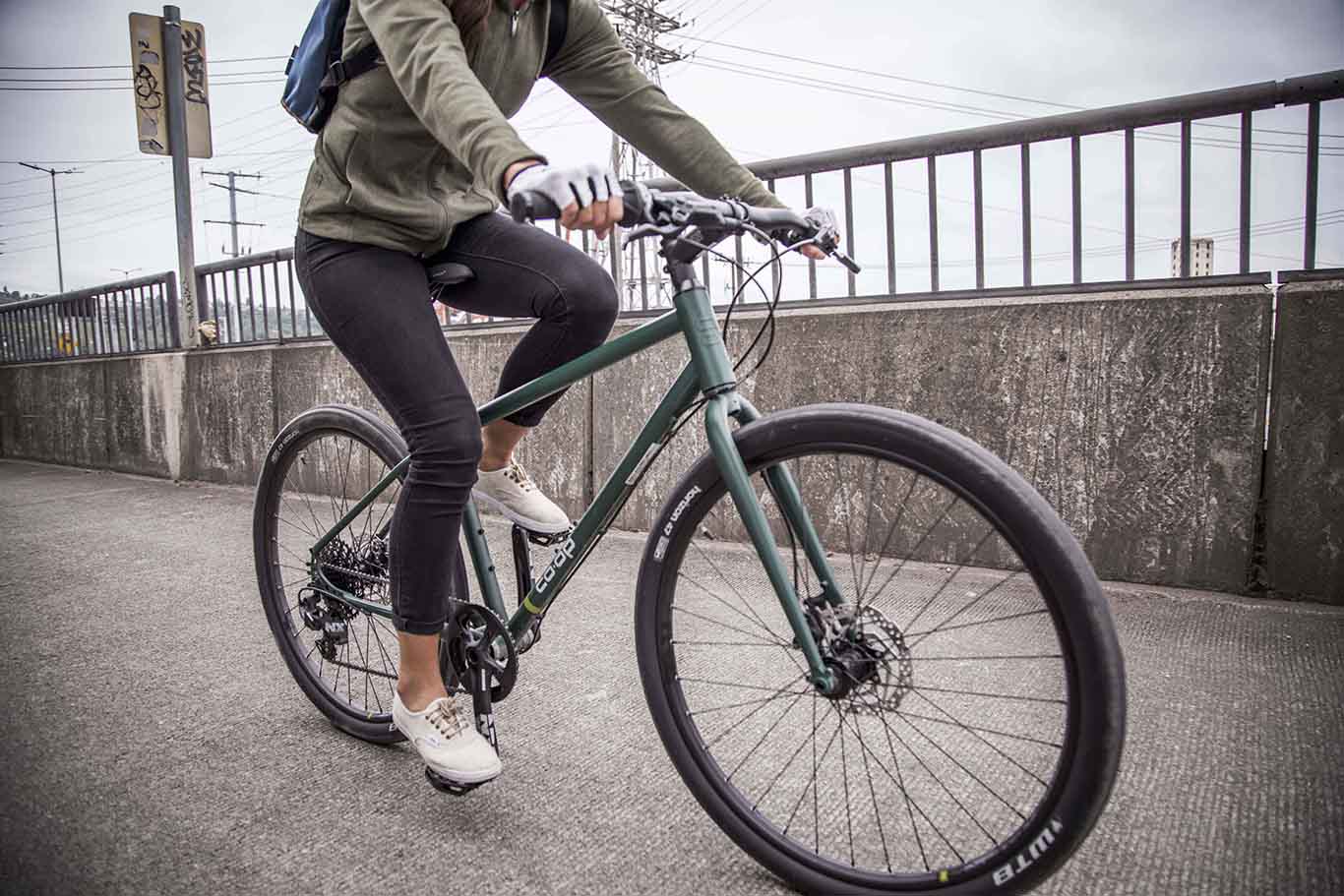 <p>montar en bicicleta</p>