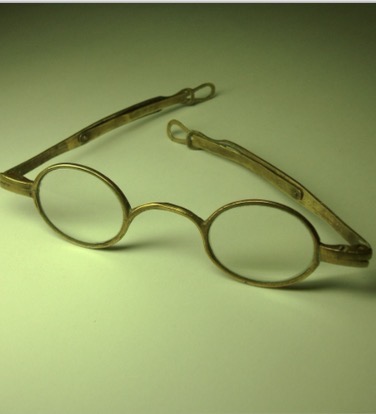 <p>Found on young childrens frames (paediatric) And sportswear </p><p>Held in place by an elastic ribbon</p>