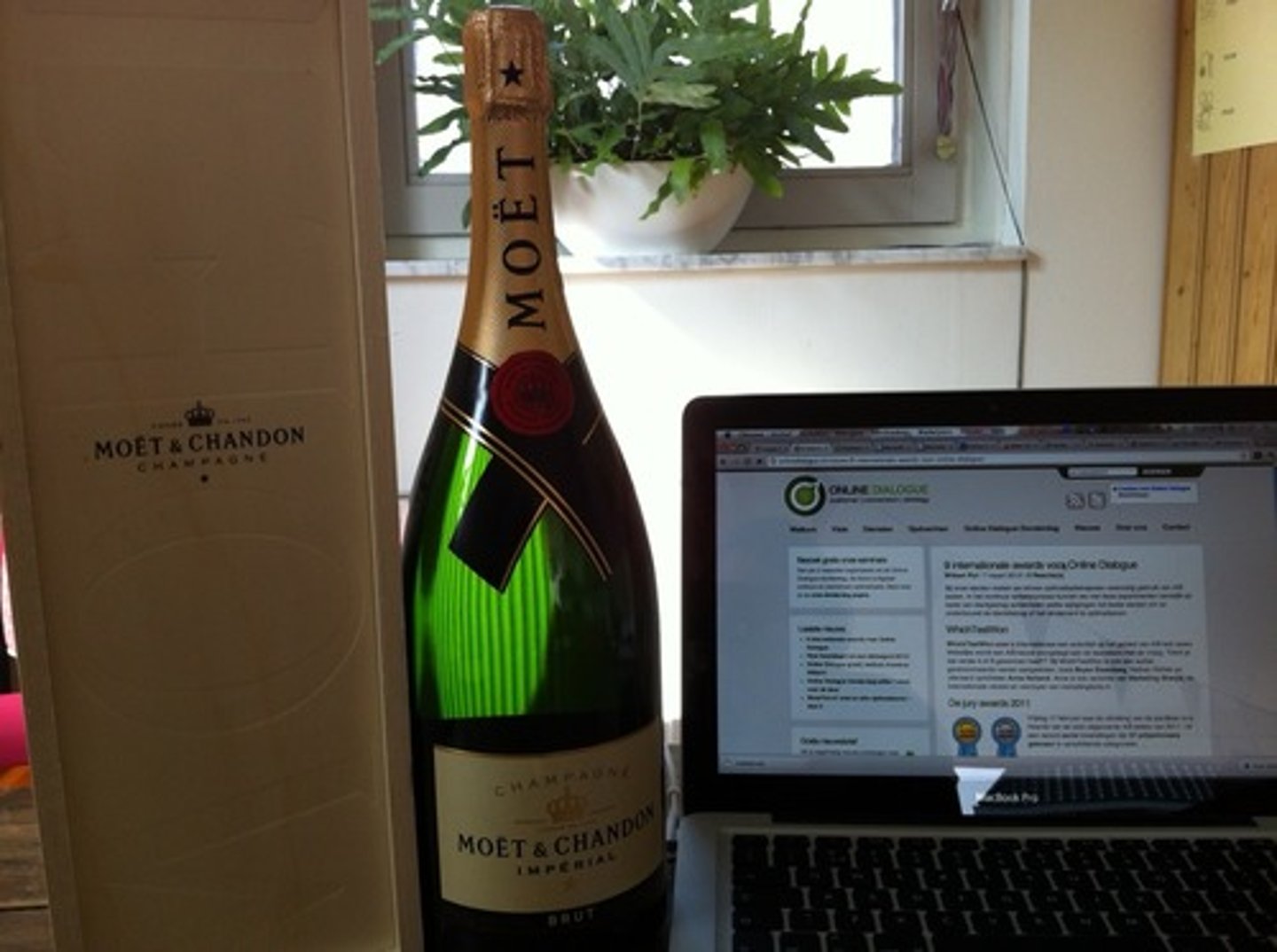 <p>/ʃæmˈpeɪn/ Rượu sâm panh</p>